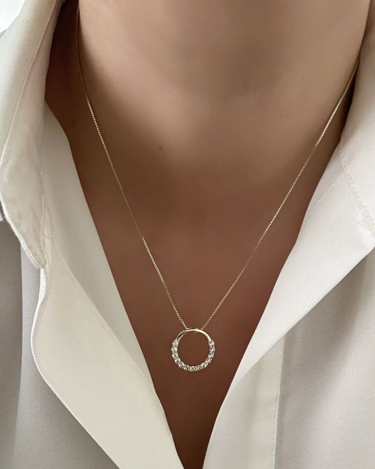 Açık Gold Kübik Zincirde Taşlı Daire Model Kolye