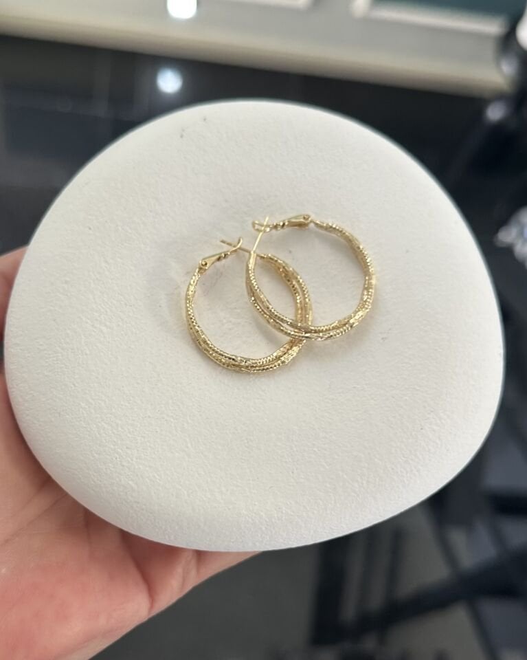 Açık Gold İşlemeli Halka Küpe