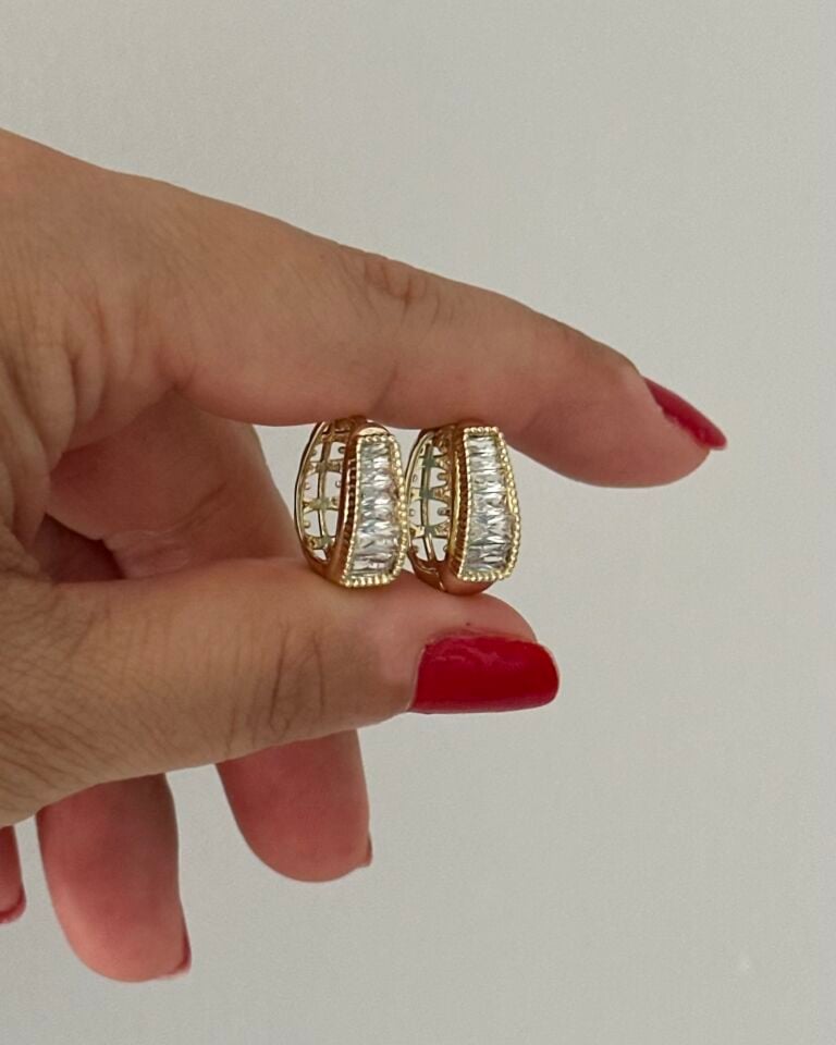 Açık Gold Oval Form Taşlı Küpe