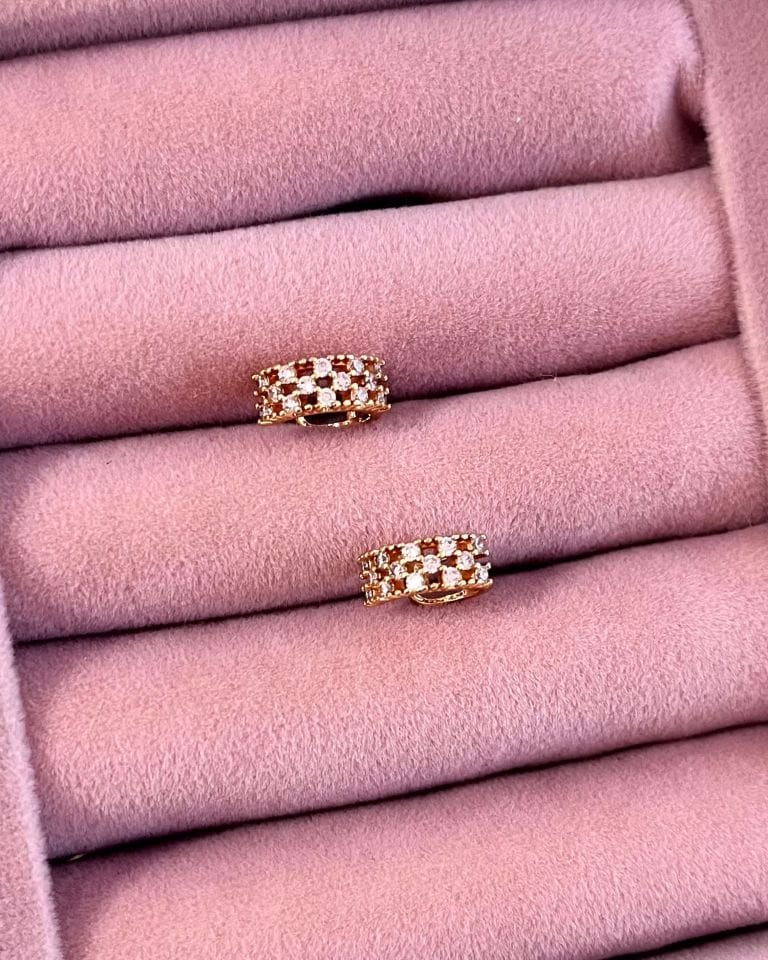 Minik Pembe Taşlı Kıkırdak Küpe